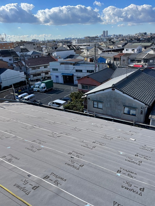 屋根カバー工事で雨漏り対sカウとして防水シートを貼った様子